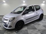 la photo d'une petite voiture argentée garée dans un garage