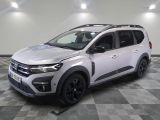 le 4x4 blanc est garé sur le sol en damier d'un garage