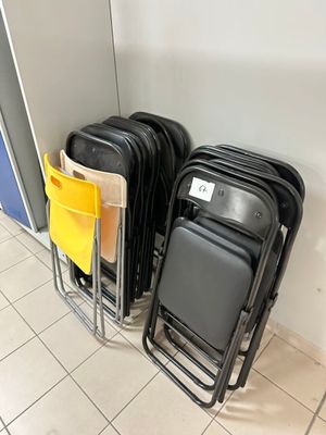 a lot of chairs that are next to each other