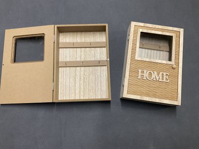 une petite boîte ouverte contenant une image à l'intérieur