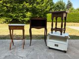deux chaises et une table sur la terrasse