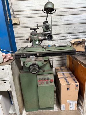 une machine posée sur une table dans une pièce