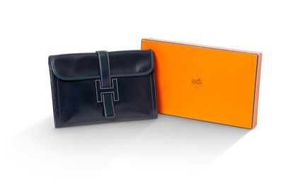 une boîte orange et noire contenant un sac à main noir et un portefeuille noir