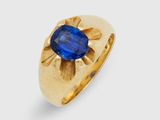 une bague en or sertie d'un saphir bleu au centre
