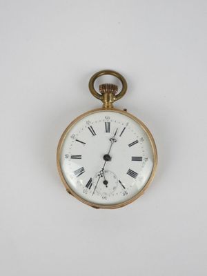 une montre de poche en or avec des chiffres romains sur le cadran