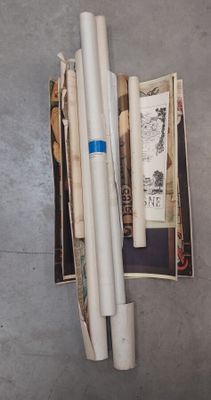 deux rouleaux de papier toilette et un rouleau de papier toilette par terre