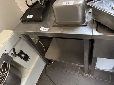 1 Petite table de travail à dosseret en INOX avec tablette d'entrejamb - Photo 1