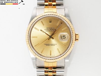 une photo d'une montre Rolex avec un cadran doré et un bracelet bicolore