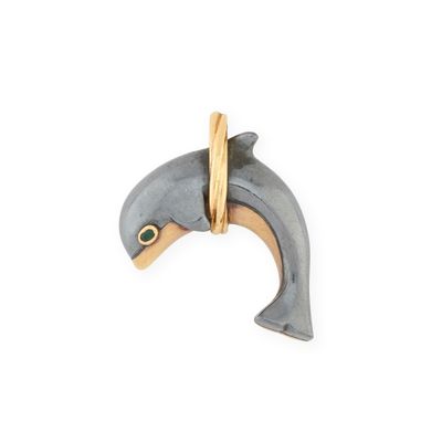 Ce petit dauphin est en bois et présente une touche dorée.