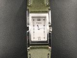 un gros plan d'une montre-bracelet avec un bracelet vert