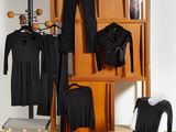 une photo d'un placard contenant des vêtements et une chaise