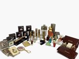 de nombreux parfums de toutes sortes posés sur une surface blanche