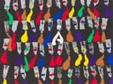 une photo en noir et blanc représentant un ensemble d'objets de différentes couleurs