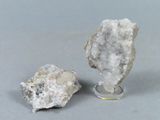 deux morceaux de roche recouverts de cristaux blancs, empilés l'un sur l'autre
