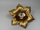 une fleur dorée avec un bouton au milieu