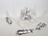 un ensemble de verres à vin et une bouteille posés sur une table