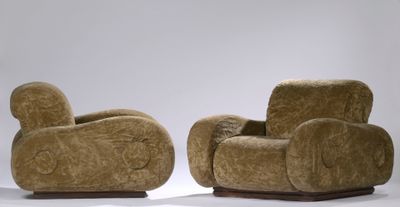 deux chaises marron placées l'une à côté de l'autre sur une surface blanche
