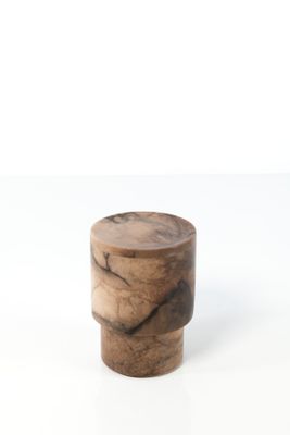 gros plan d'un objet en bois sur une surface blanche