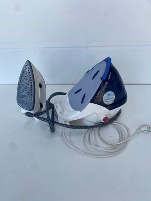 un fer à vapeur bleu et blanc posé sur une surface blanche