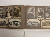 un livre contenant des images de personnes et d'animaux