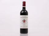 une bouteille de vin posée sur une table