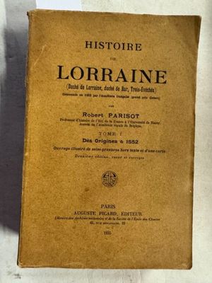 un vieux livre posé sur une table recouverte d'un tissu blanc