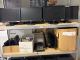 beaucoup de matériel informatique sur les étagères de la pièce