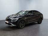un SUV noir garé dans une pièce aux murs blancs