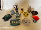 de nombreux types de vases sur la table