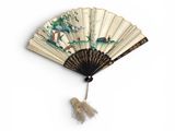 un ventilateur avec un tableau accroché au mur