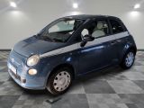 une photo d'une petite voiture bleue garée dans un garage