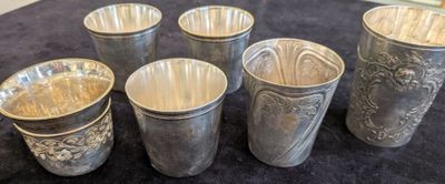 six coupes en argent sont alignées sur une table noire