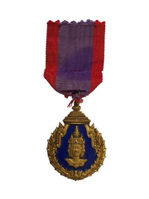 une image représentant une médaille ornée d'un ruban violet