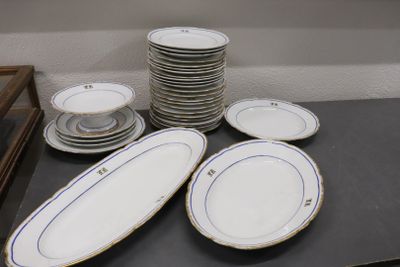 plusieurs assiettes posées sur une table