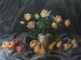 un tableau représentant un vase rempli de roses et de poires posé sur une table