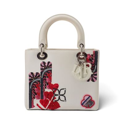 un sac à main blanc orné de fleurs et de cœurs