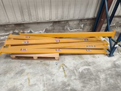 deux palettes de bois sont posées sur une palette devant un bâtiment