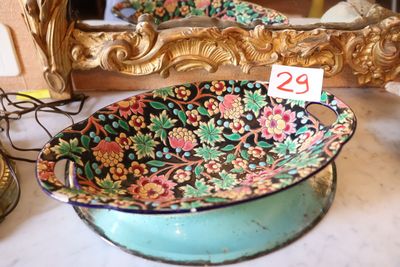 un bol posé sur une table, avec un miroir en arrière-plan