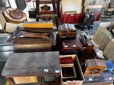 une pièce remplie de nombreux meubles de toutes sortes