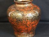 un vase posé sur une surface noire