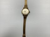 gros plan d'une montre-bracelet sur une surface blanche