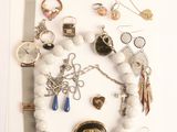 une photo d'une photo représentant un collier et quelques bijoux