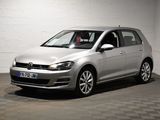 La Volkswagen Golf est garée dans un garage dont le sol est en damier.