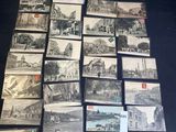 une pile de vieilles cartes postales sur lesquelles figurent des photos de bâtiments