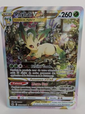gros plan d'une carte pokemon sur une surface blanche
