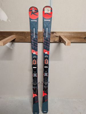 une paire de skis accrochée au mur