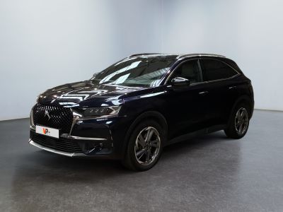 un SUV noir garé dans une pièce aux murs blancs