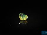 un losange jaune et vert sur un fond noir