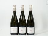 trois bouteilles de vin posées l'une à côté de l'autre sur une table