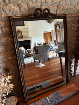 un grand miroir posé sur une table dans un salon